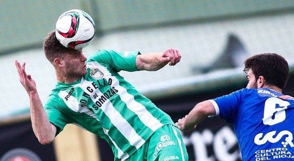 Mario Barco en el partido entre Somozas y Logroñés