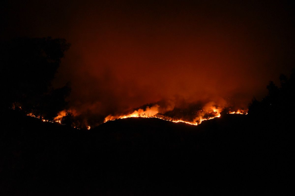 Tarefas de extinción do incendio de Tenorio no límite con Pontevedra Tarefas de extinción do incendio de Tenorio no límite con Pontevedra