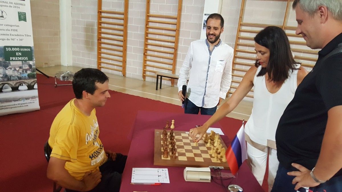 Saque de honor drl IV Torneo Internacional de Xadrez Cidade de Pontevedra