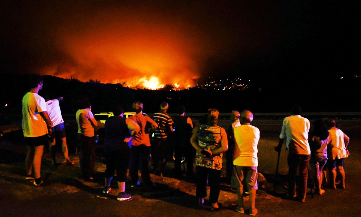 Tarefas de extinción do incendio de Tenorio no límite con Pontevedra Tarefas de extinción do incendio de Tenorio no límite con Pontevedra
