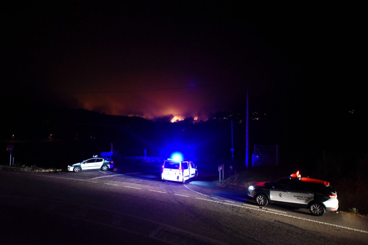 Tarefas de extinción do incendio de Tenorio no límite con Pontevedra Tarefas de extinción do incendio de Tenorio no límite con Pontevedra