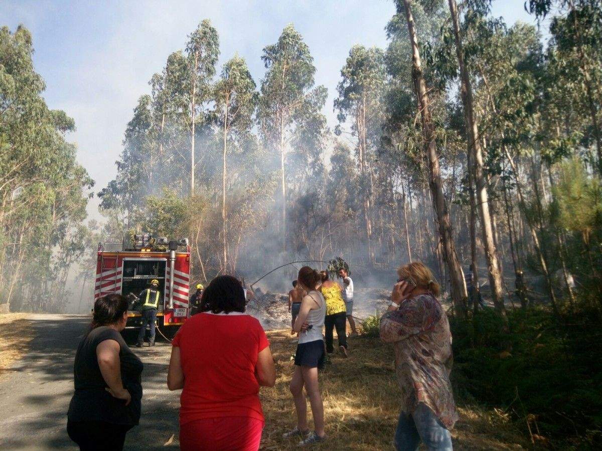 Efectivos dos Bombeiros de Pontevedra sufocan o incendio no lugar de Vilar, en Ponte Sampaio, con axuda dos veciños Efectivos dos Bombeiros de Pontevedra sufocan o incendio no lugar de Vilar, en Ponte Sampaio, con axuda dos veciños