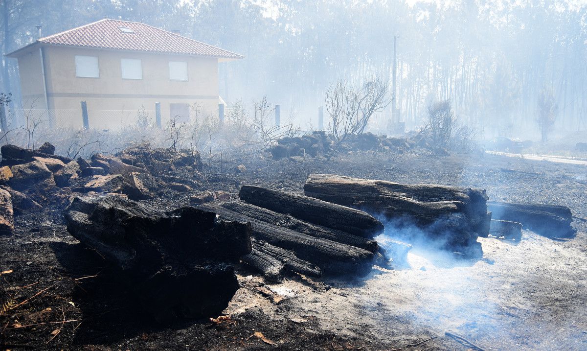 Casa afectada polo incendio forestal en Cotobade Casa afectada polo incendio forestal en Cotobade