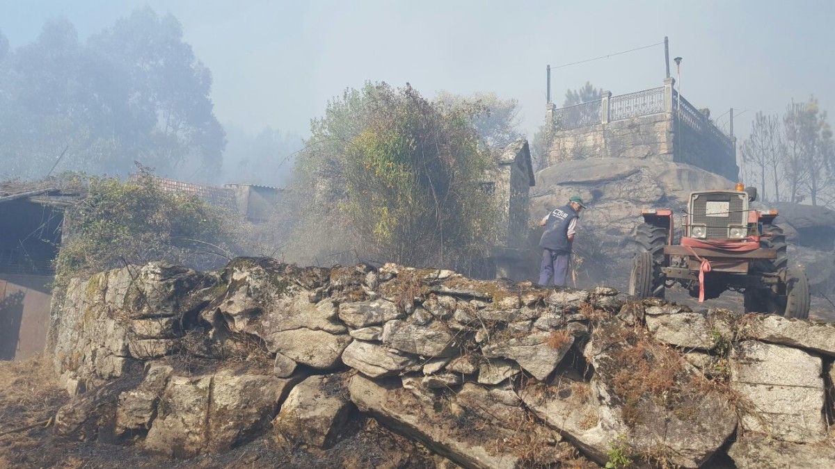 Incendio en O Rañadoiro e Acevedo na parroquia de Ponte Sampaio Incendio en O Rañadoiro e Acevedo na parroquia de Ponte Sampaio