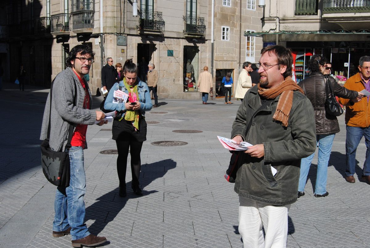 Juan Fajardo e candidatos de AGE reparten propaganda electoral en Pontevedra Juan Fajardo e candidatos de AGE reparten propaganda electoral en Pontevedra