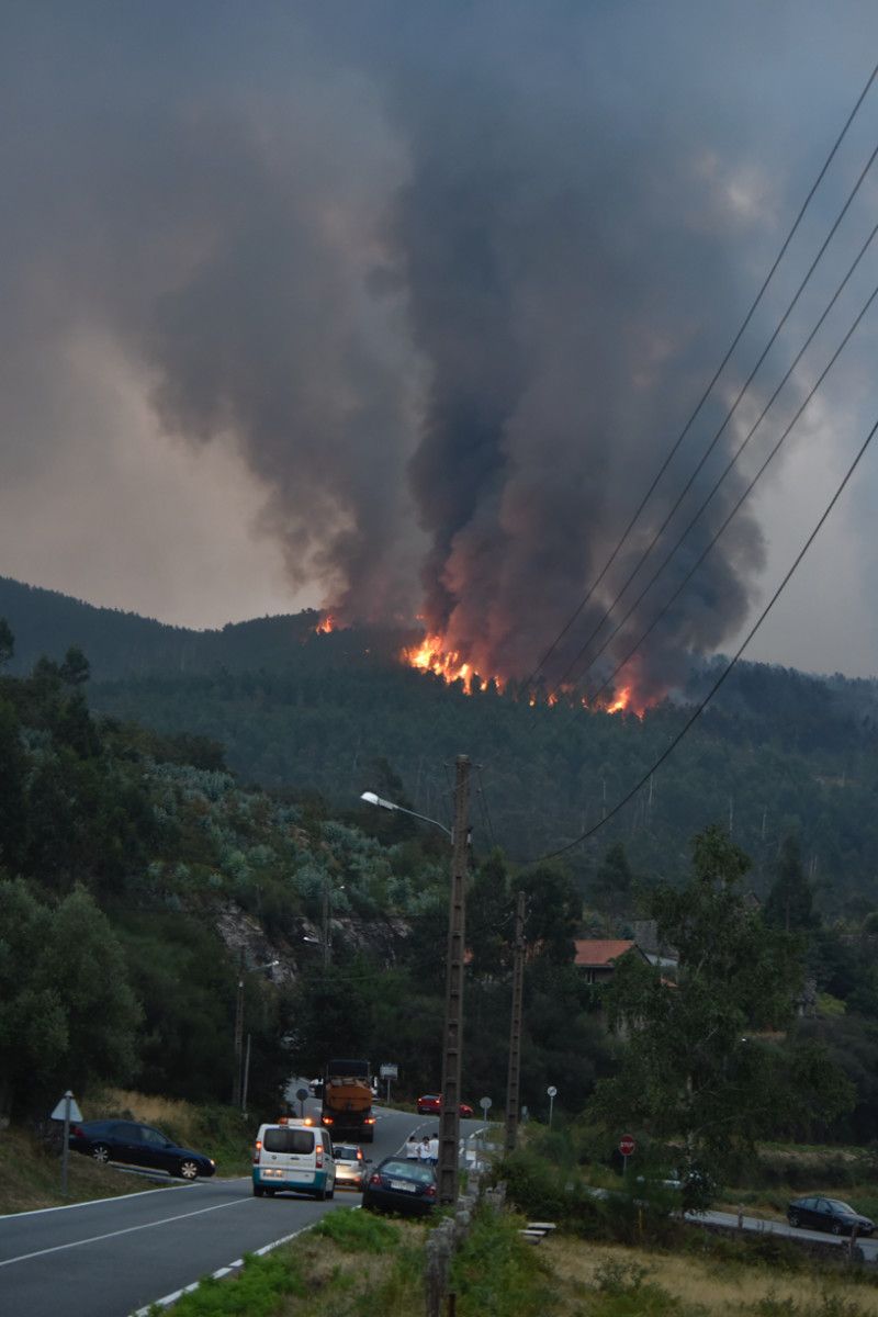 Labores de extinción do incendio de Carballedo Labores de extinción do incendio de Carballedo