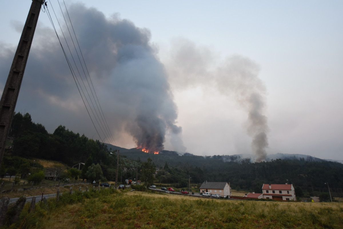 Labores de extinción do incendio de Carballedo Labores de extinción do incendio de Carballedo