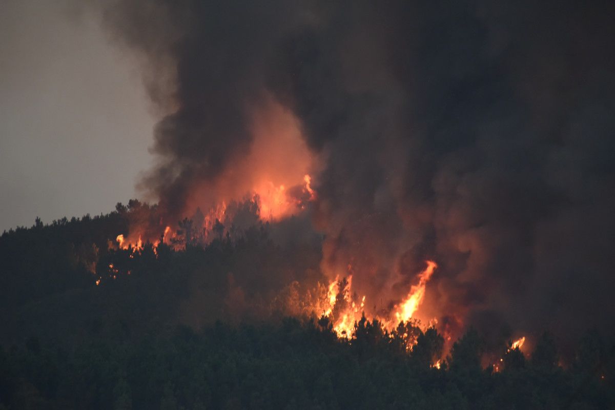 Labores de extinción do incendio de Carballedo Labores de extinción do incendio de Carballedo