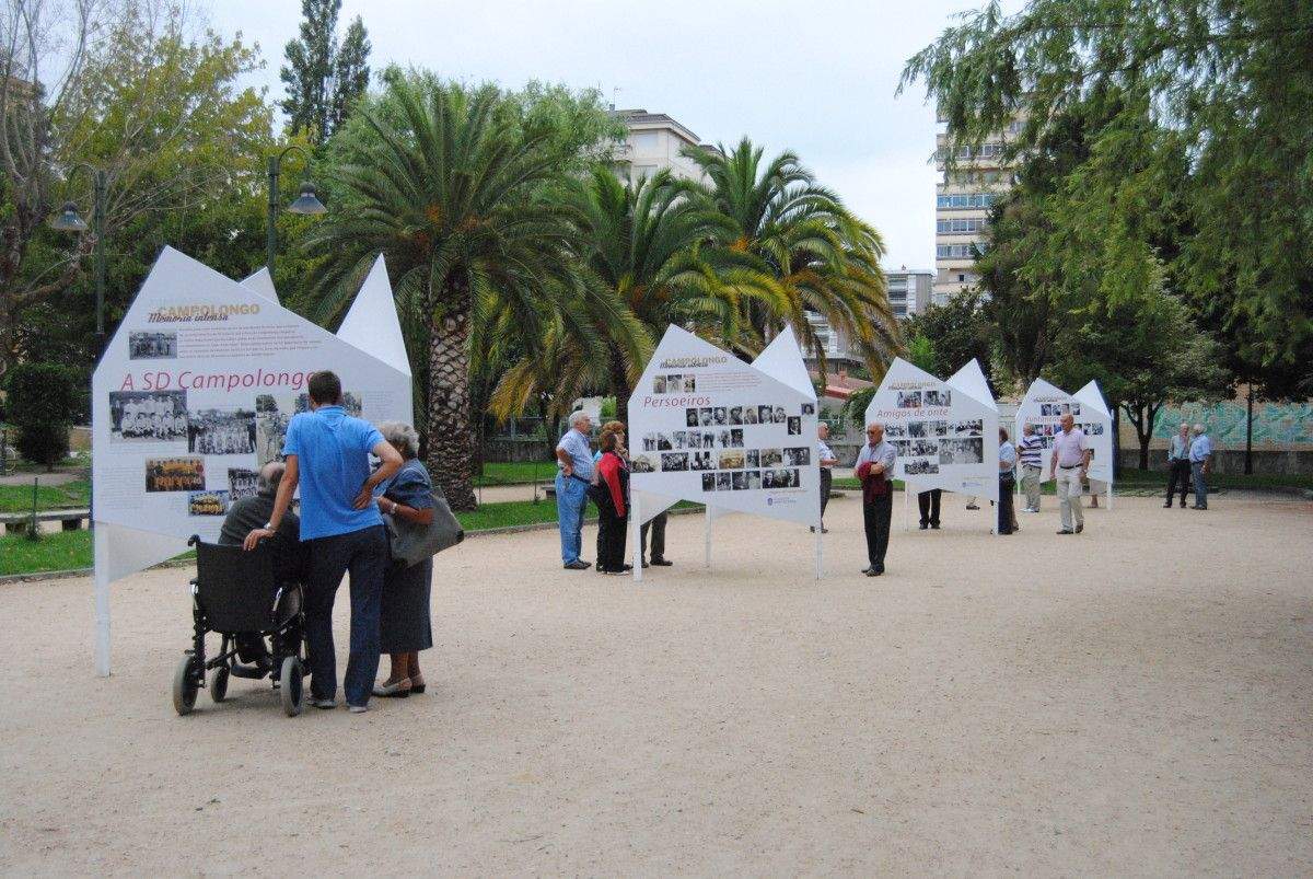 Gente contemplando la exposición fotográfica sobre el barrio de Campolongo