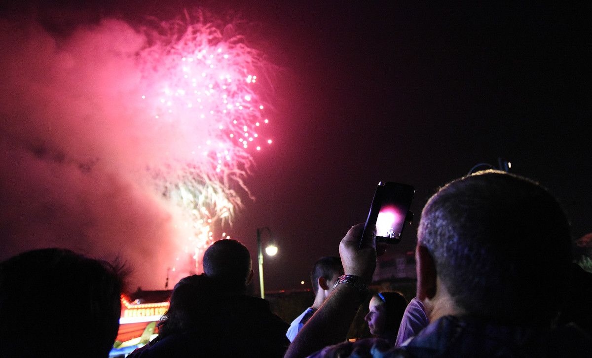 Tirada de fuegos de artificio desde As Corbaceiras por A Peregrina 2016 Tirada de fuegos de artificio desde As Corbaceiras por A Peregrina 2016