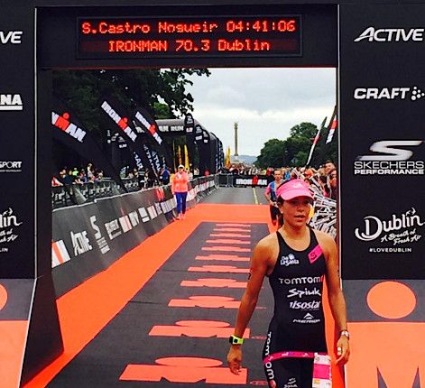 Saleta Castro cruza la meta en el Ironman 70.3 de Dublín