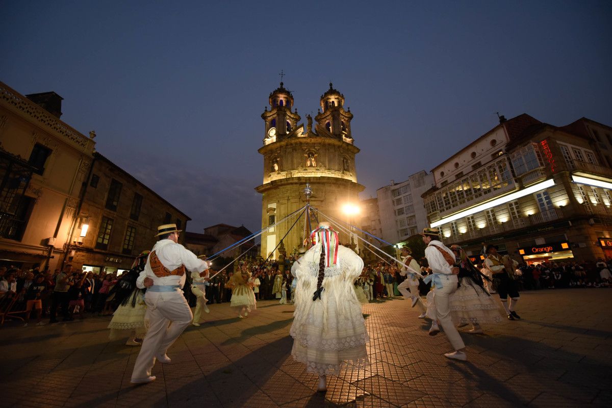 Procesión de la Virgen Peregrina y danza gremial de las cintas Procesión de la Virgen Peregrina y danza gremial de las cintas