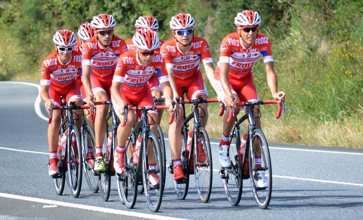 Ciclistas do Froiz durante un adestramento