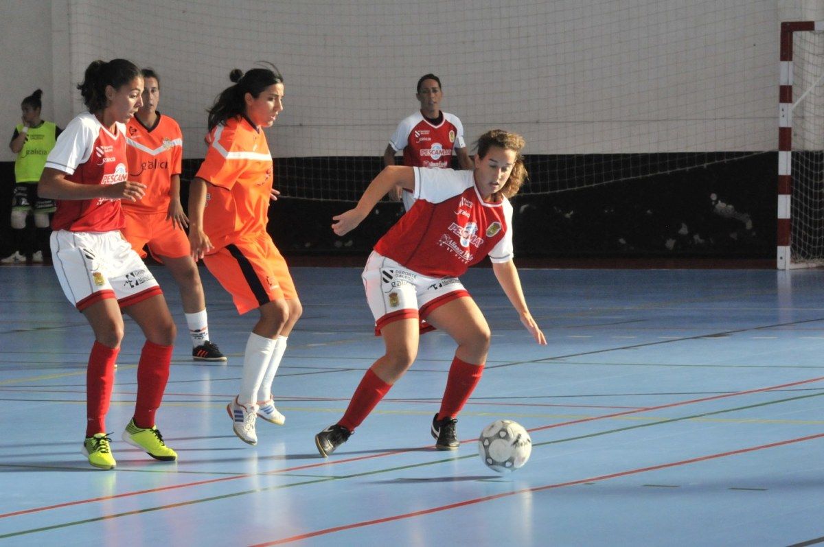 Unha das xogadas do amistoso entre o Poio Fútbol Sala e o Viaxes Amarelle