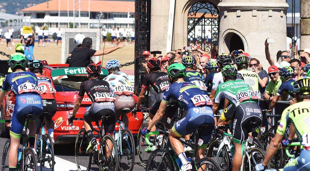 Salida de la tercera etapa de La Vuelta 2016 en Marín