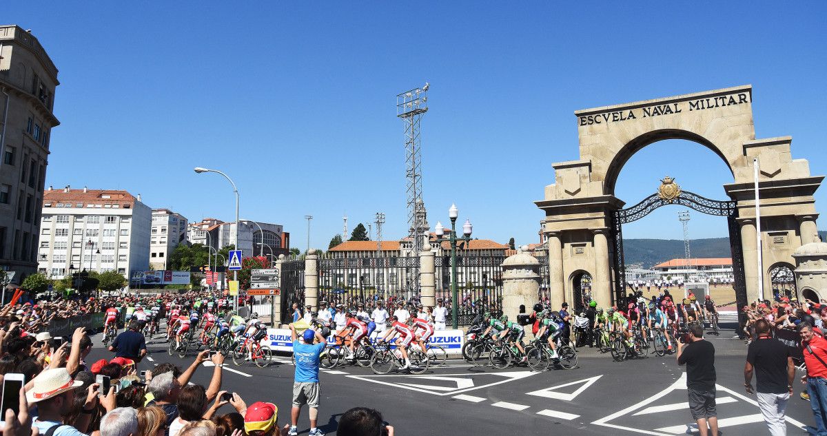 Saída da terceira etapa de La Vuelta en Marín