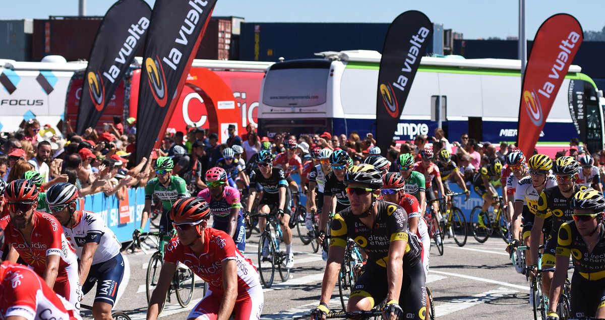 Salida de la tercera etapa de La Vuelta en Marín