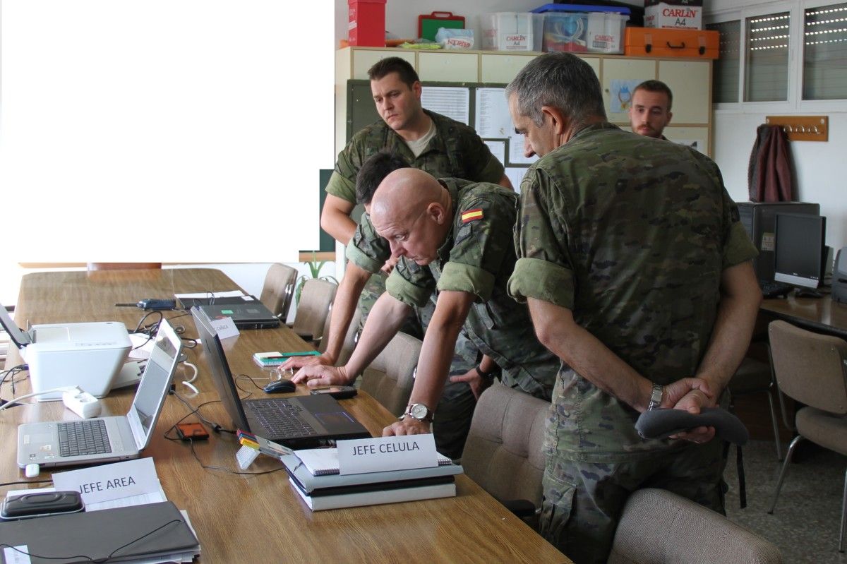 Visita del general de la Brilat a la zona Azor de la operación Centinela Gallego
