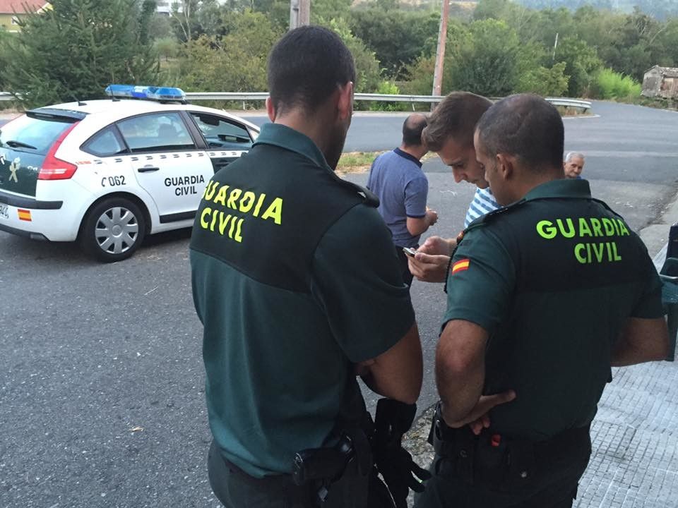 Dous artefactos dotados de paracaídas provocan un conato de incendio na Reigosa Dous artefactos dotados de paracaídas provocan un conato de incendio na Reigosa