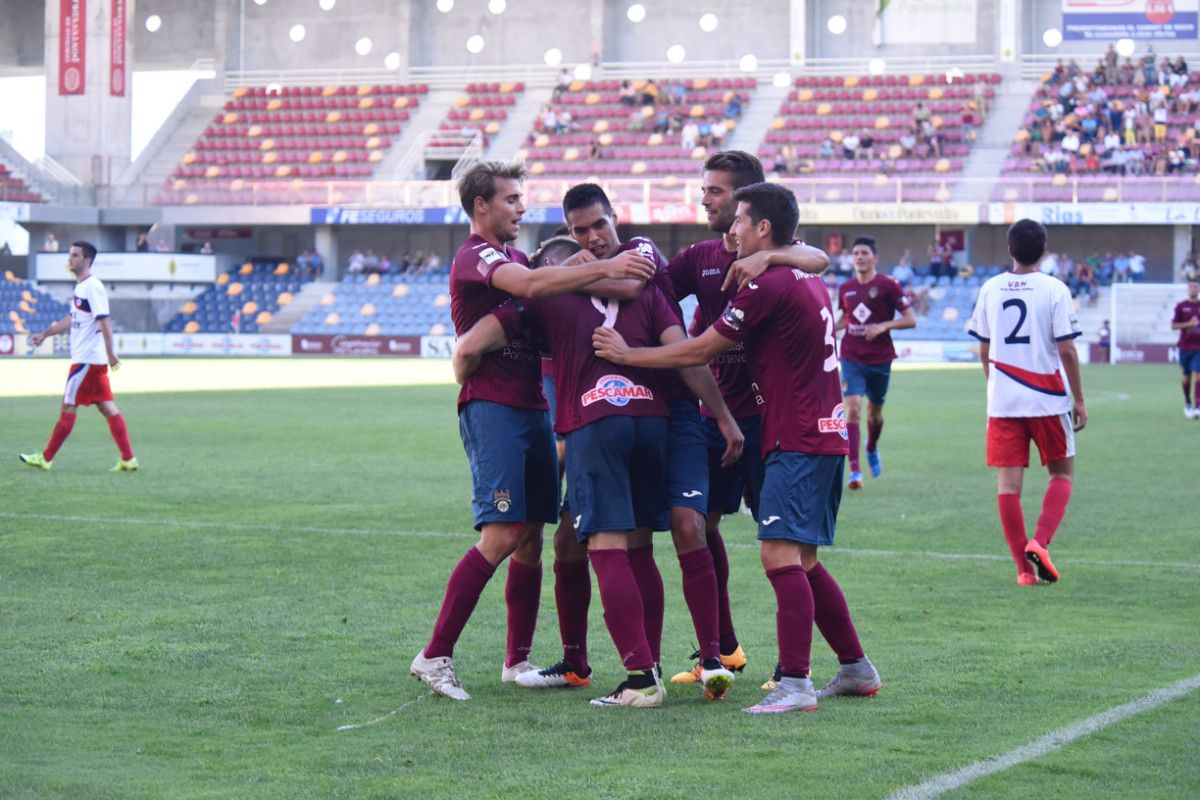 Os xogadores do Pontevedra abrazan a Mario Barco, autor dos dous primeiros goles do Pontevedra ao Mutilvera