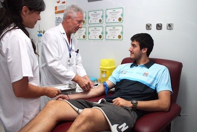 Albert Homs pasando el reconocimiento médico en el Domínguez