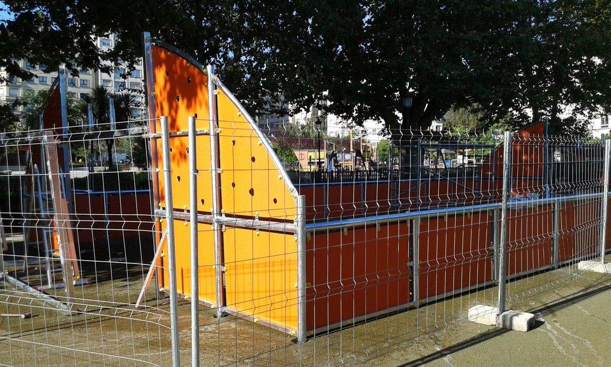 Instalación de las nuevas pistas deportivas en Barcelos