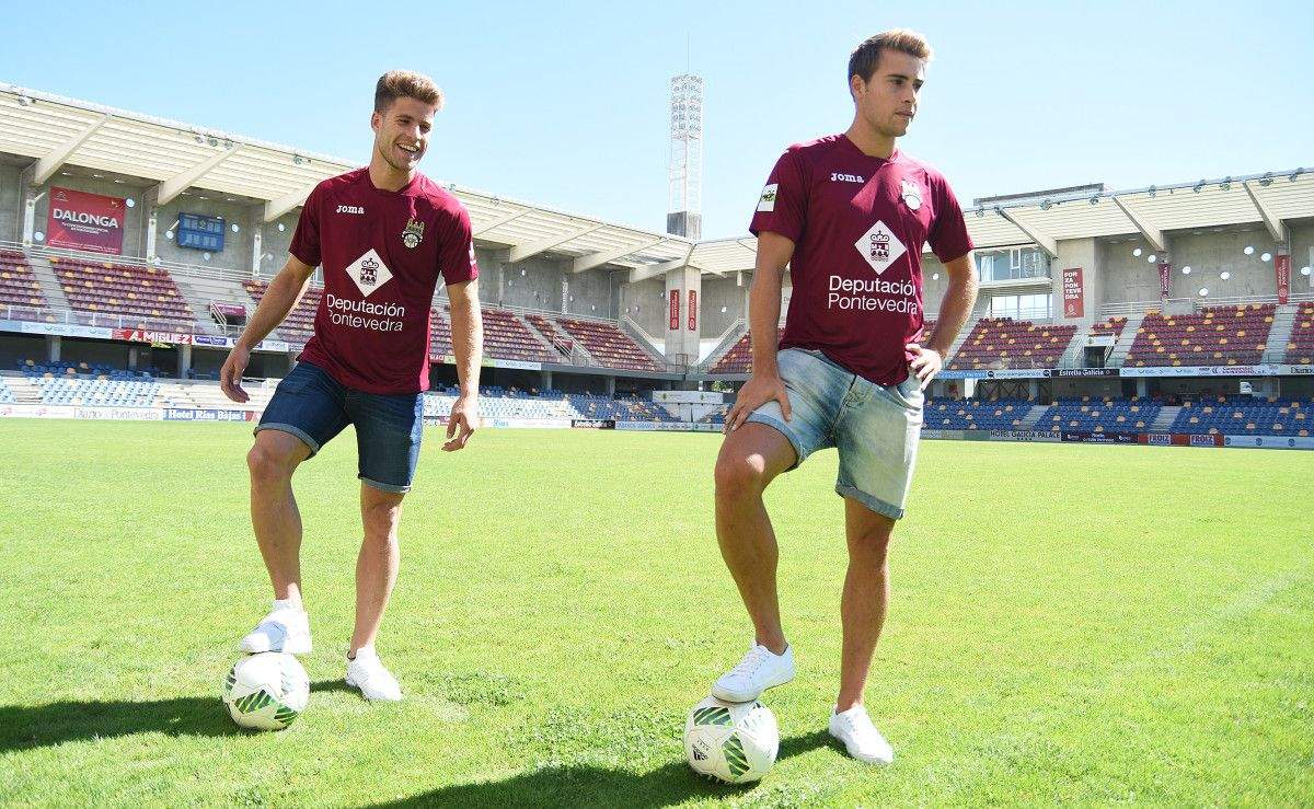 Mario Barco e Mateu Ferrer na súa presentación como xogadores do Pontevedra