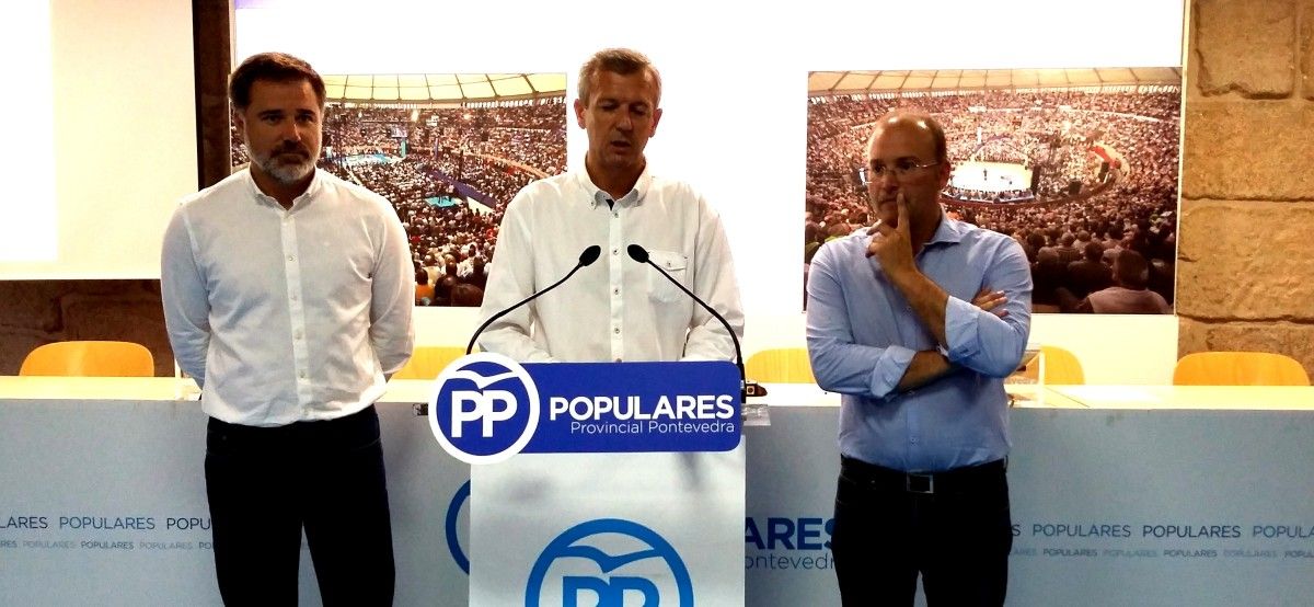 Jacobo Moreira, Alfonso Rueda e Miguel Tellado presentan o mitin do PP na praza de touros en Pontevedra