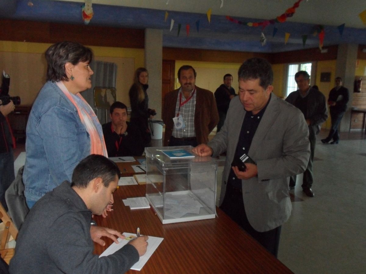 Miguel Fernández Lores votando no colexio electoral da Casa da Cultura de Marcón Miguel Fernández Lores votando no colexio electoral da Casa da Cultura de Marcón