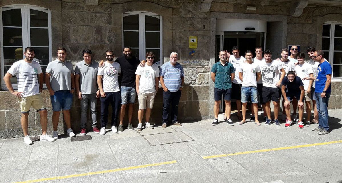 Los jugadores del Teucro, en la entrada del Hotel Balneario de Cuntis