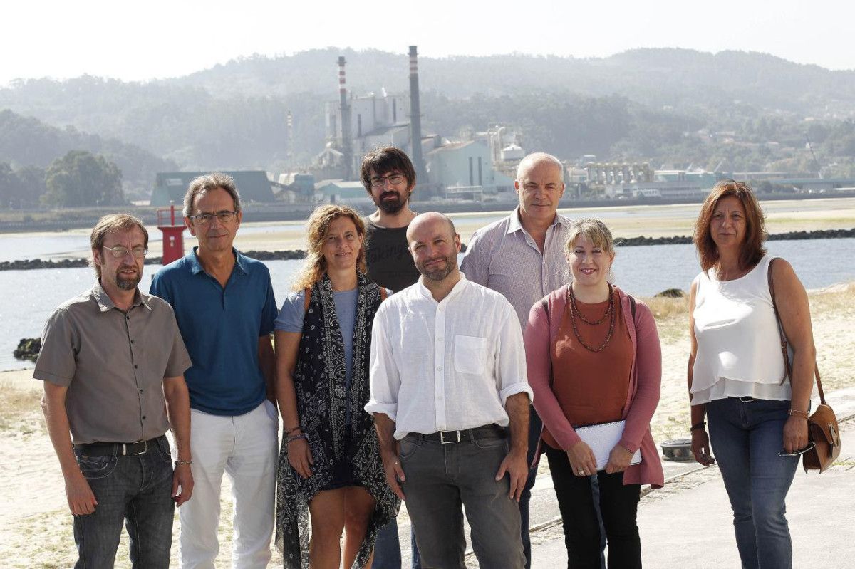 Luis Villares, acompañado por membros de En Marea, ante a fábrica de Ence