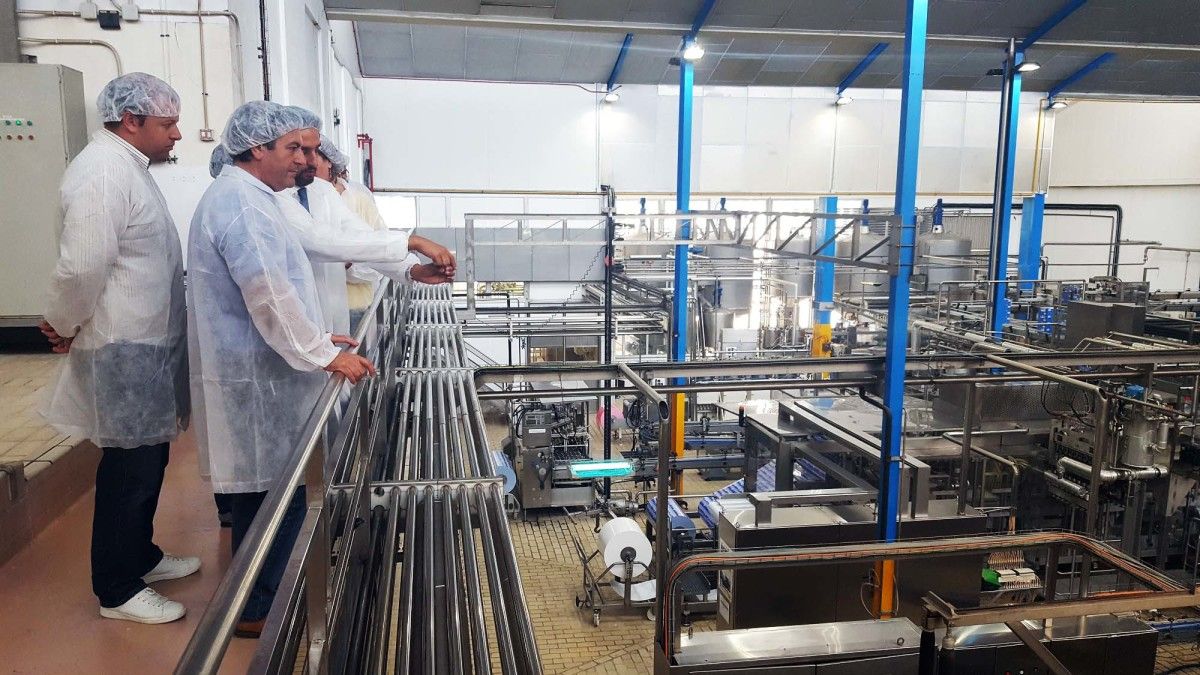 Visita de Luis Bará á fábrica de Clesa en Caldas