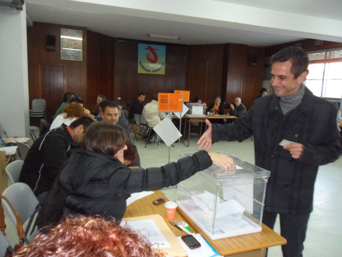 José Manuel Civeira votando no colexio Sagrado Corazón José Manuel Civeira votando no colexio Sagrado Corazón