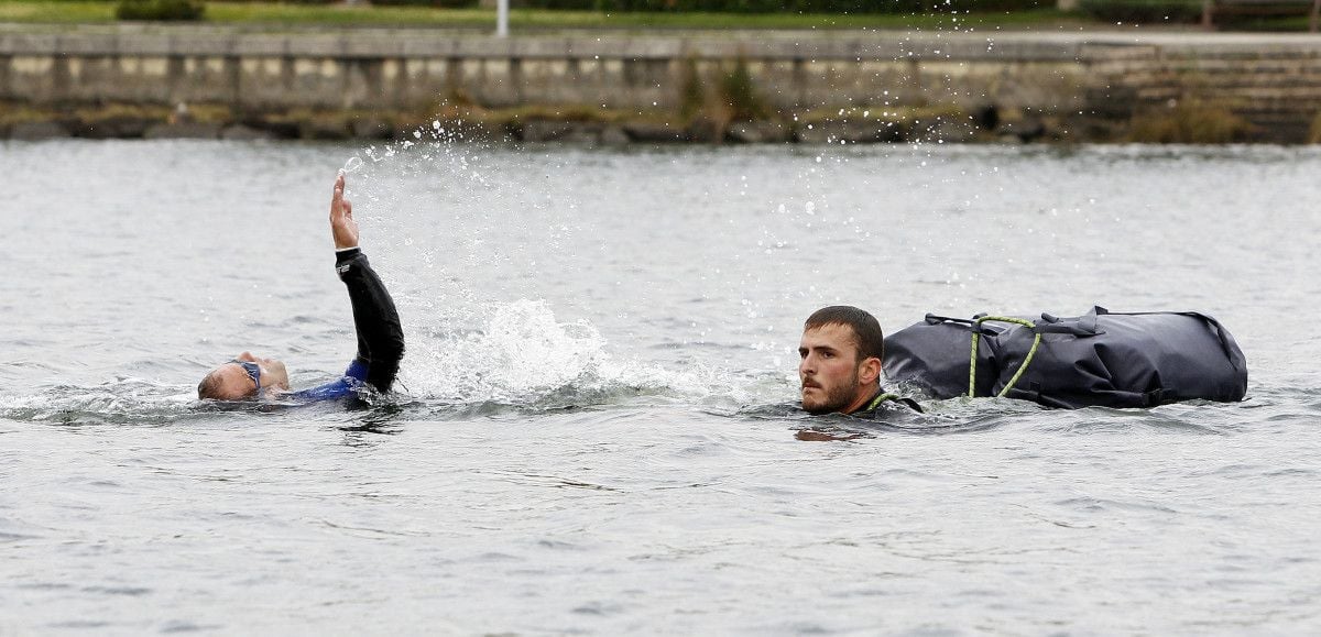 Pruebas de salto de rápel y paso de río a nado del concurso de patrullas Tui-Santiago de la Brilat