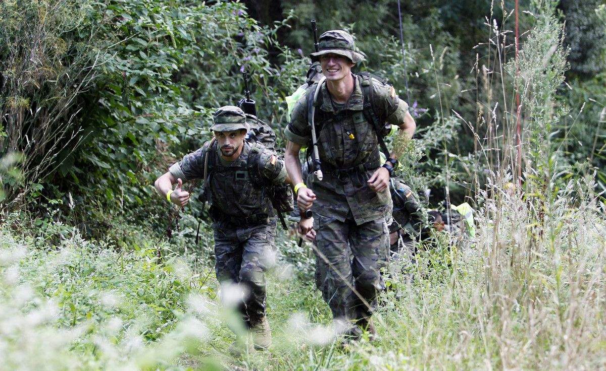 Pruebas de salto de rápel y paso de río a nado del concurso de patrullas Tui-Santiago de la Brilat