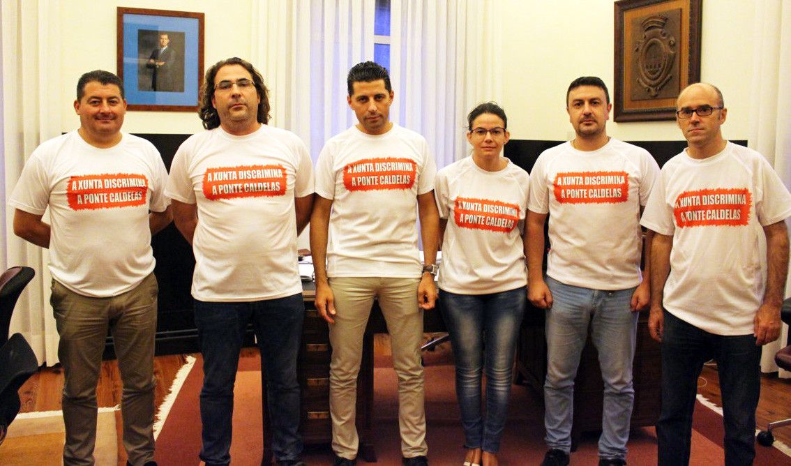 Andrés Díaz, xunto a membros do seu goberno e veciños de Laxoso