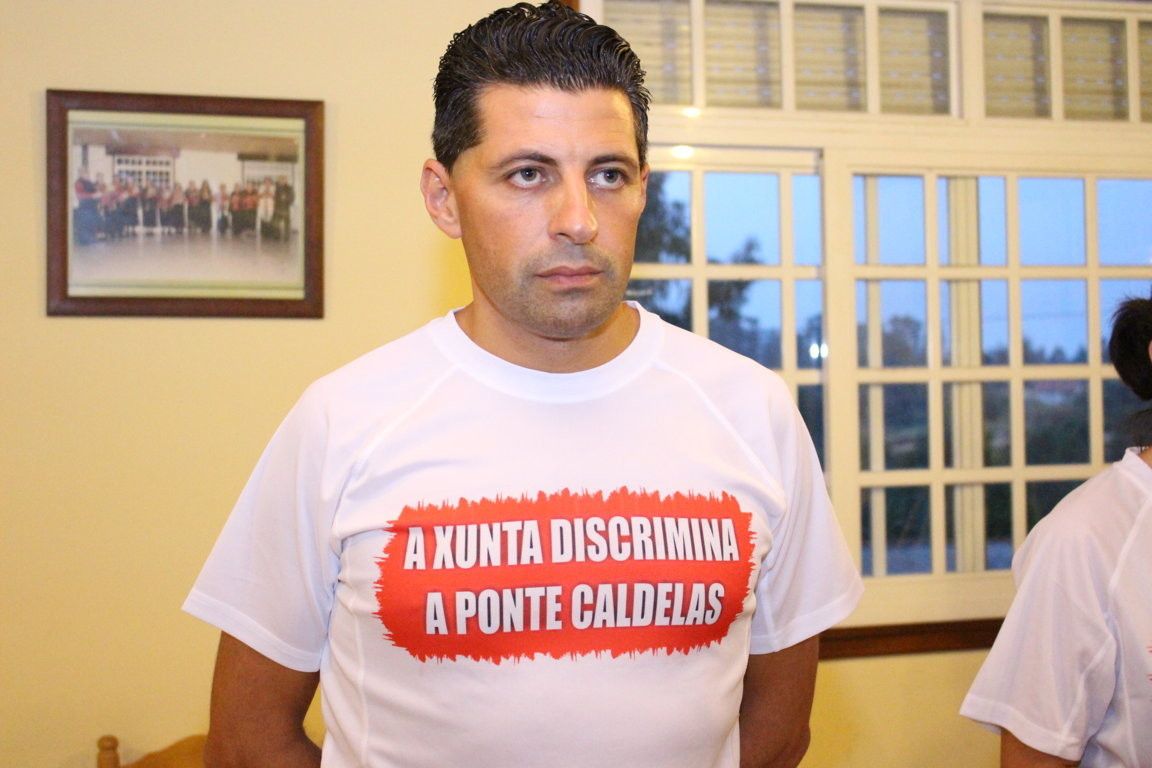Andrés Díaz, alcalde de Ponte Caldelas, en la reunión con los vecinos de Laxoso