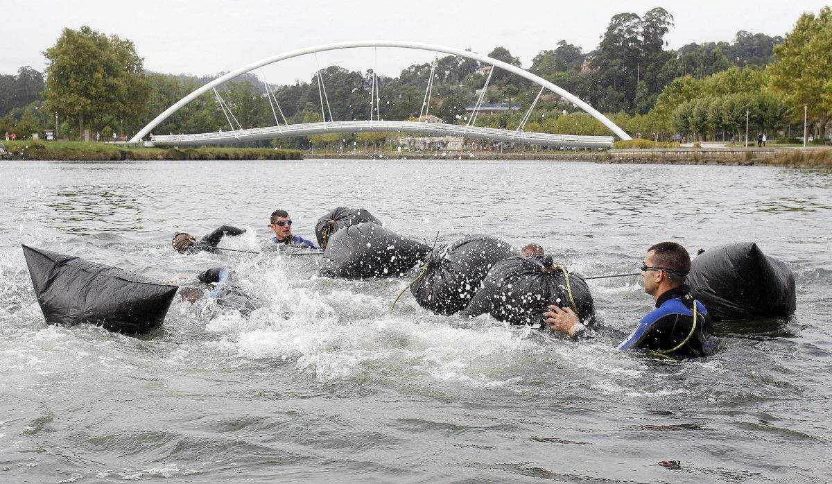 Pruebas de salto de rápel y paso de río a nado del concurso de patrullas Tui-Santiago de la Brilat