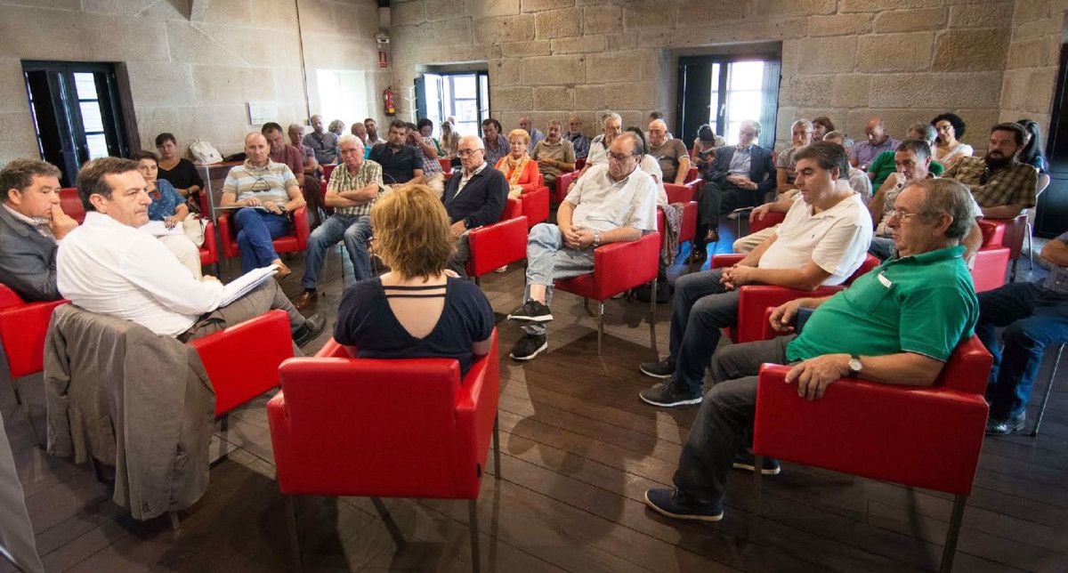 Xuntanza sobre sanidade de Luis Bará con colectivos da cidade