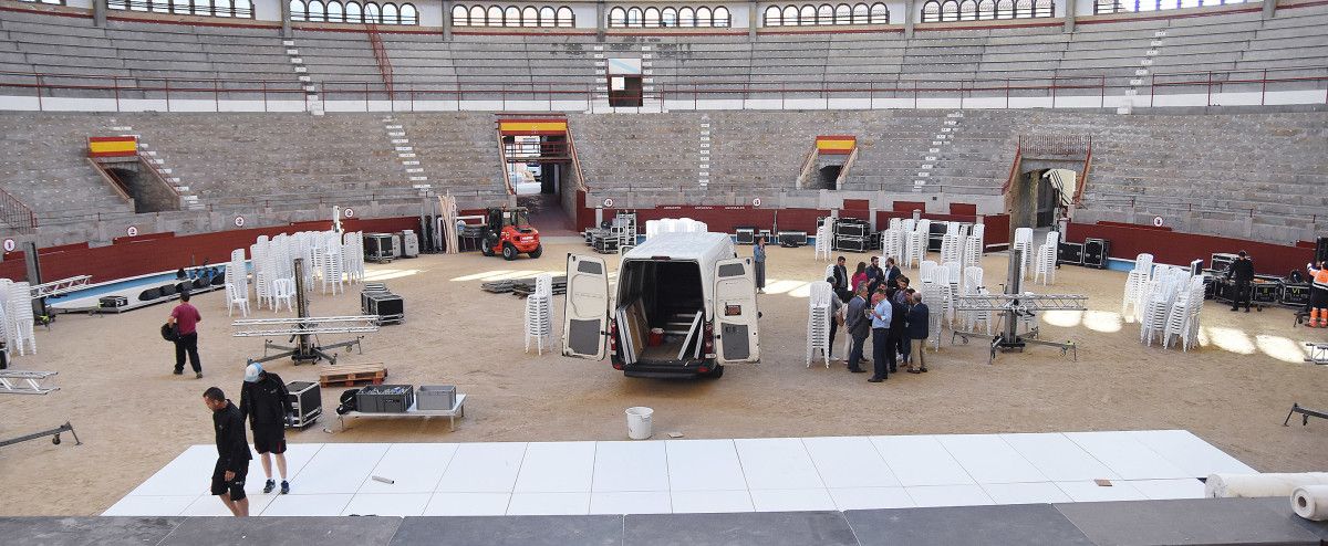 Traballos de montaxe do escenario para o mitin do PP na praza de touros