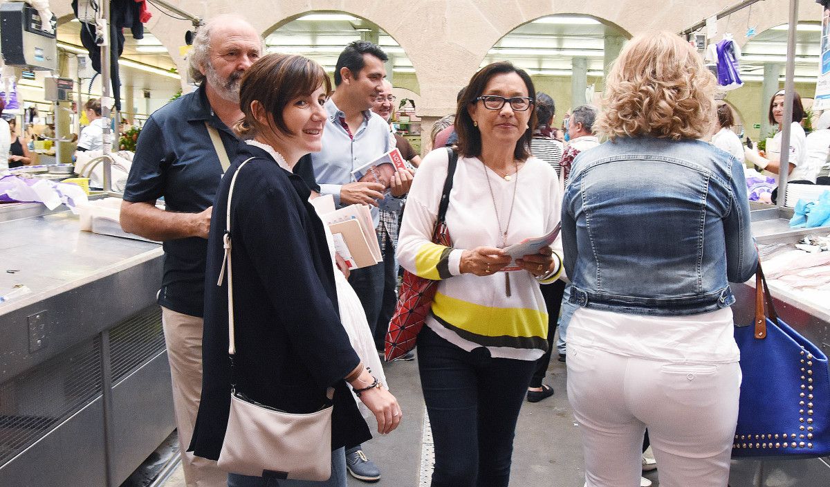 Patricia Vilán e María Pierres no mercado municipal de Pontevedra