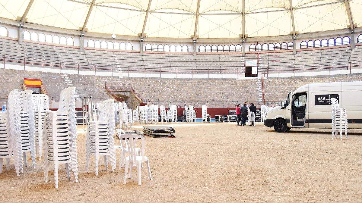 Traballos de montaxe do escenario na praza de touros