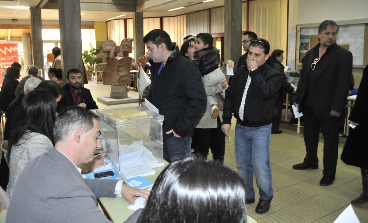 Xente votando no Centro Galego de Tecnificación Deportiva Xente votando no Centro Galego de Tecnificación Deportiva