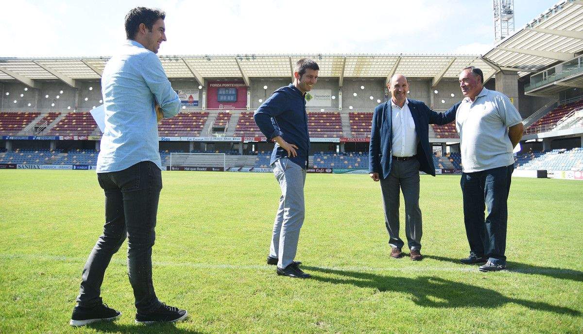 Albert Celades junto a Rafael Louzán visitando el Estadio Municipal de Pasarón