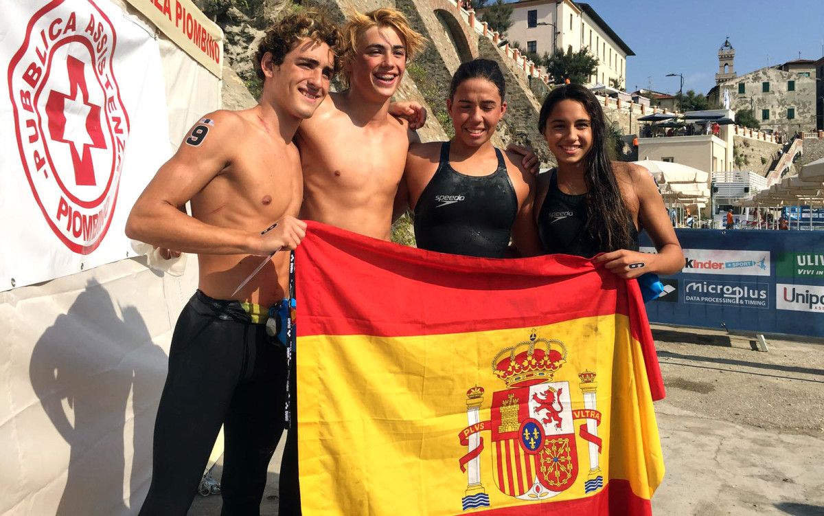 Águeda Cons (en el centro) con el resto del equipo infantil con el que consiguió el ouro en Piombino