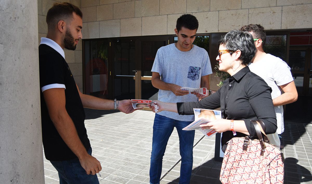 Patricia Vilán reparte propaganda socialista no Campus de Pontevedra