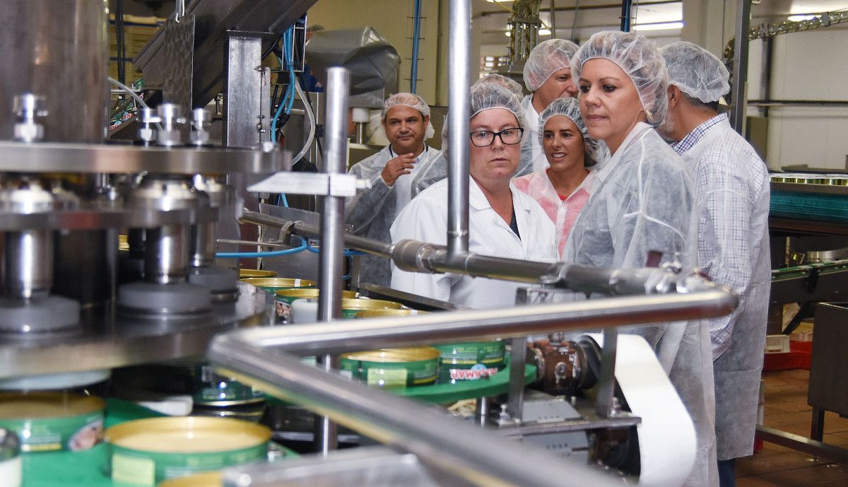 Visita de María Dolores de Cospedal á fábrica de Pescamar