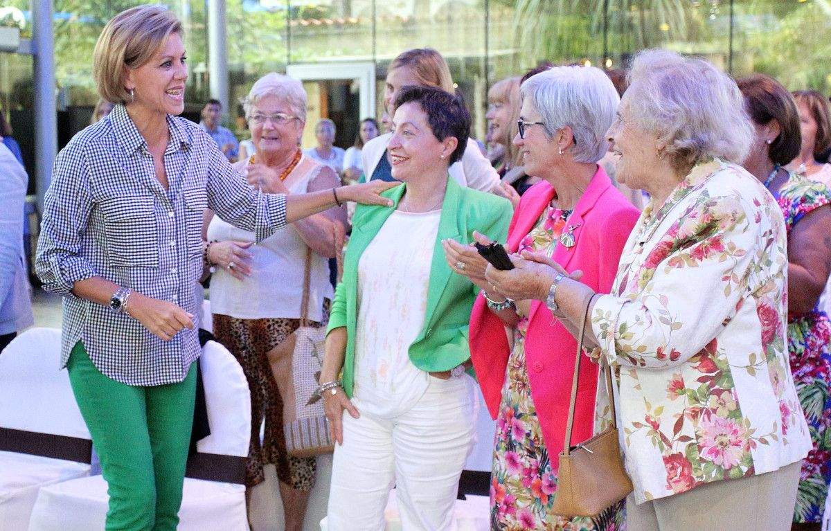 Encontro de María Dolores de Cospedal con mulleres en Caldas de Reis