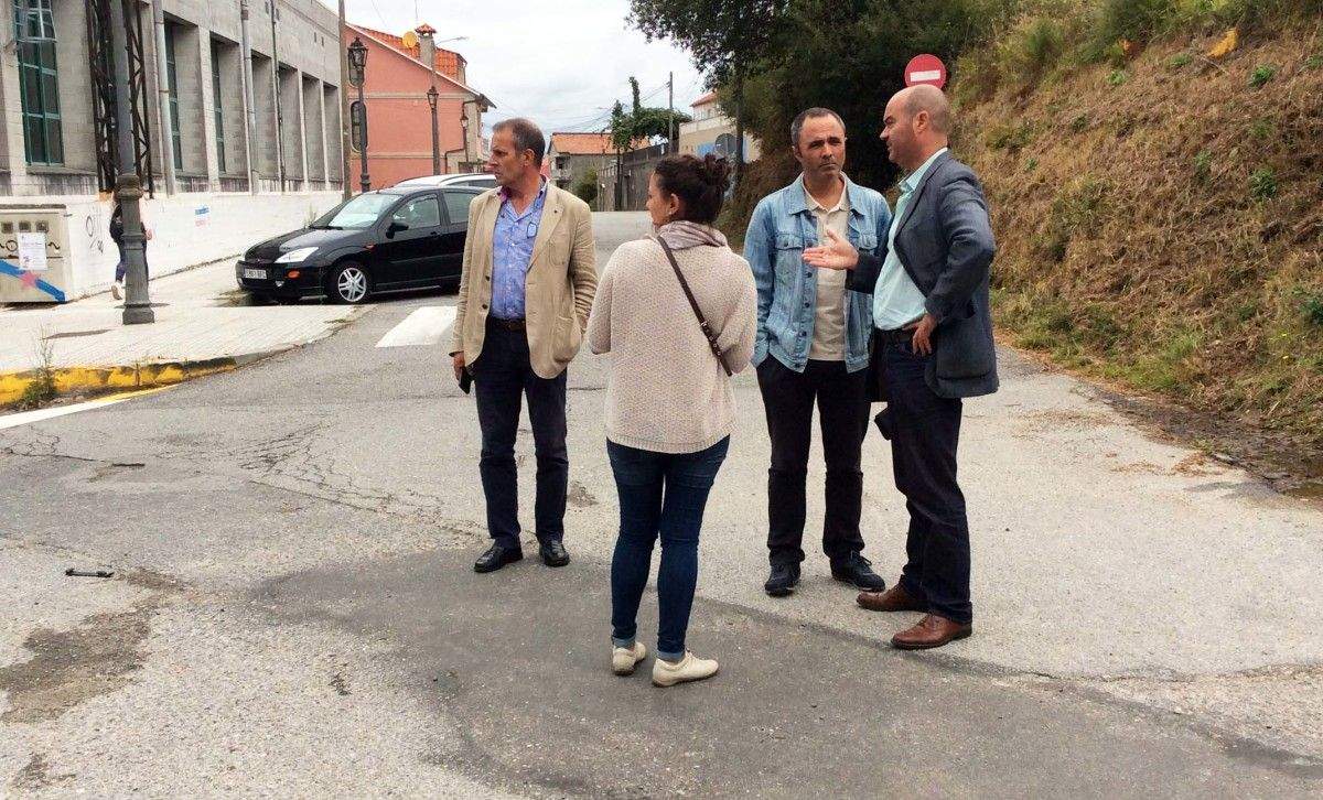 Visita del alcalde de Bueu, Féliz Juncal, a la calle de A Pedra