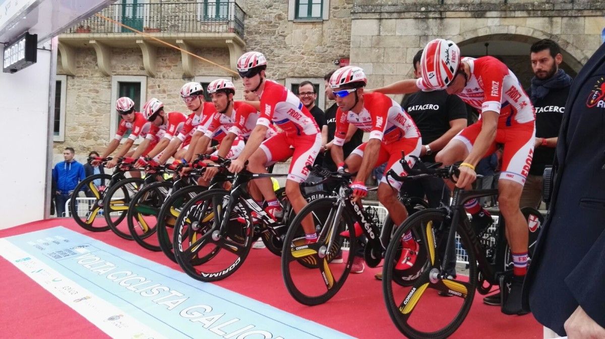 Saída do Froiz na primeira etapa da Volta a Galicia 2016
